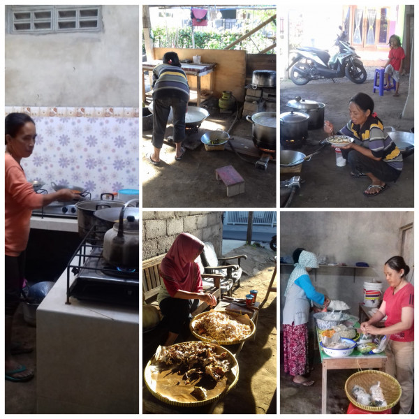 Ibu-Ibu yang tergabung dalam kelompok bersama-sama memasak dan berbagi tugas