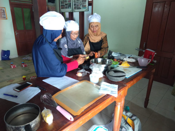 Foto kegiatan praktek ibu2