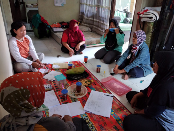 sedang bermusyawarah