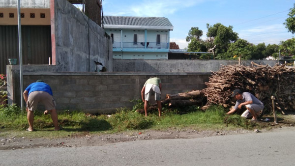 Gotong royong membersihkan rumput