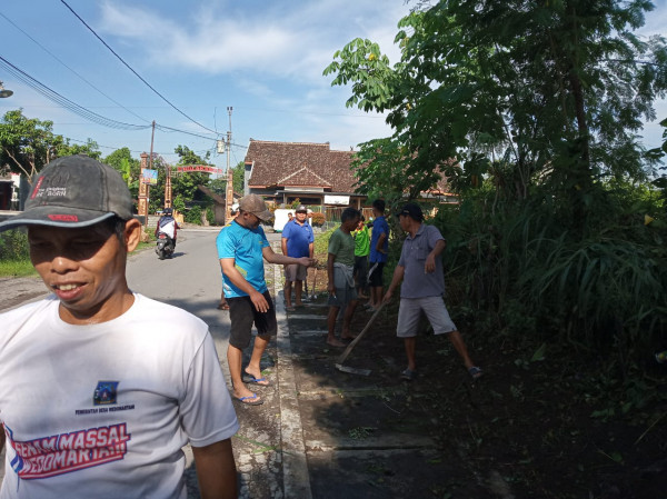 Membersihkan bahu jalan