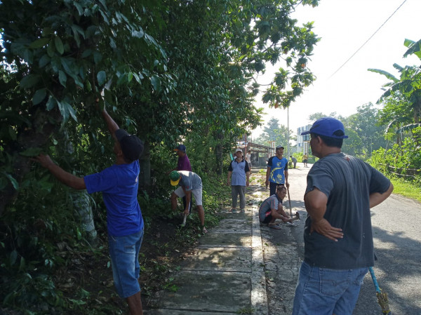 KERJABAKTI BAPAK-BAPAK WARGA RT 004 RW 034
