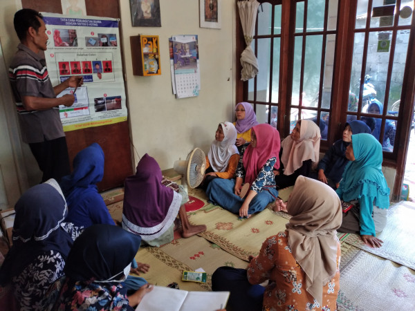 Bapak Supriyadi sedang sosialisasi cara Pemilihan menggunakan e-voting dalam Pilkades Desa Wedomartani