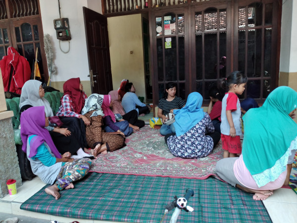 Yang berada di luarpun tetap fokus mendengarkan