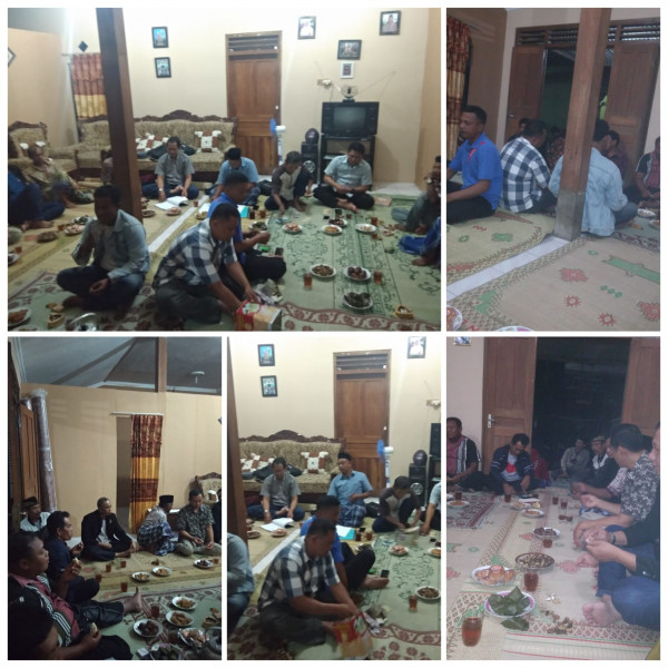 Bapak-bapak sedang menikmati hidangan sambil mendengarkan sambutan Ketua Rt