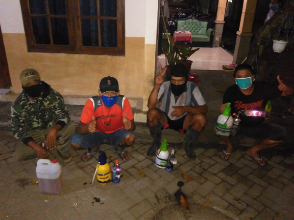 Habis Shubuh Pak Rt dan warganya sedang melakukan persiapan