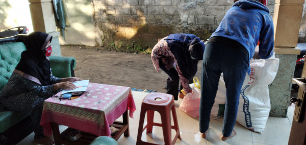 Ibu-ibu sudah mulai berdatangan menyetorkan gula di tempat Pak Rt