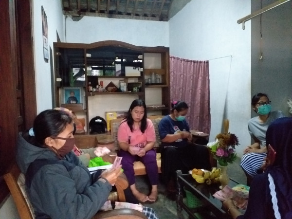 suasana serius tapi santai dalam pelaksanaan pertemuan UPPKS Amanah