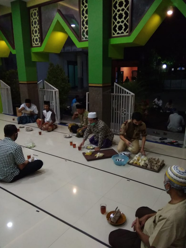 PERTEMUAN BAPAK-BAPAK RT 004