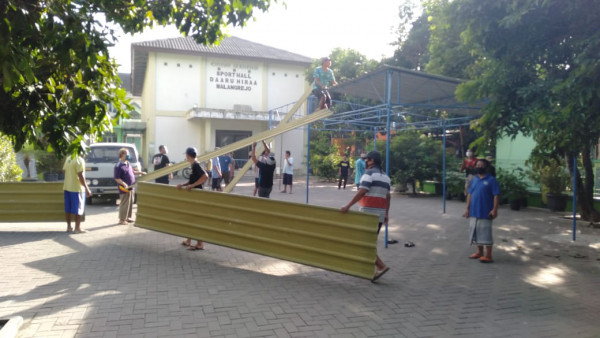 proses pemasangan tenda