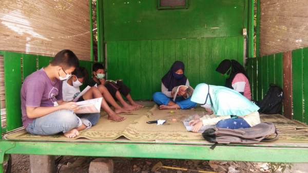 Belajar bersama tetap mematuhi protokol kesehatan (memakai masker)