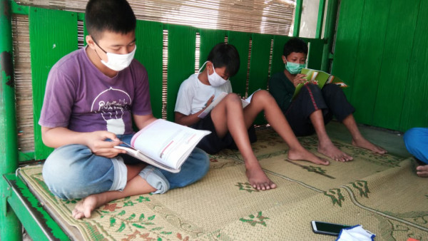 Mereka dengan tekun belajar