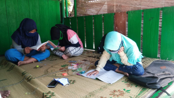 ANAK SEKOLAH MENGERJAKAN TUGAS BDR SELAMA MASA PANDEMI