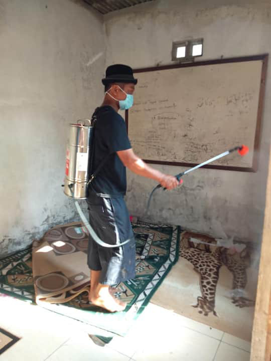 Gotong royong penyemprotan lingkungan