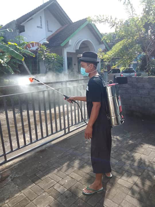 Penyemprotan rumah warga