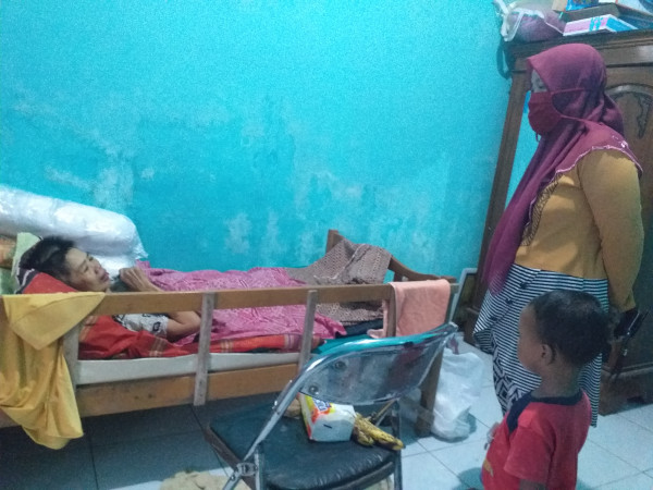 Rukun Sosial menjenguk orang sakit