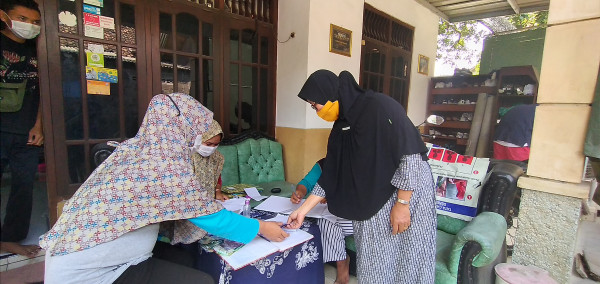 Anggota datang menuliskan daftar hadir terlebih dahulu