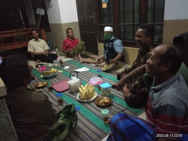 Membahas Proses pengerjaan (melalui kerjabakti kelompok ronda)