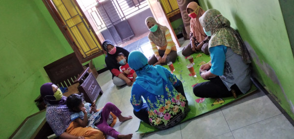 Bu Rt sedang menyampaikan maksud kedatangannya bersama pengurus dasawisma