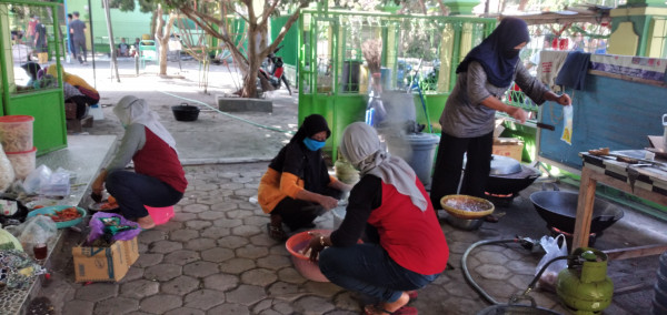 sebagian ibu-ibu menyiapkan makan siang untuk panitia penyembelihan