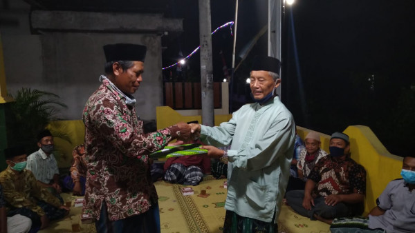 Ucapan selamat dan penyerahan buku, stempel dari Ketua Rw lama kepada Ketua Rw terpilih