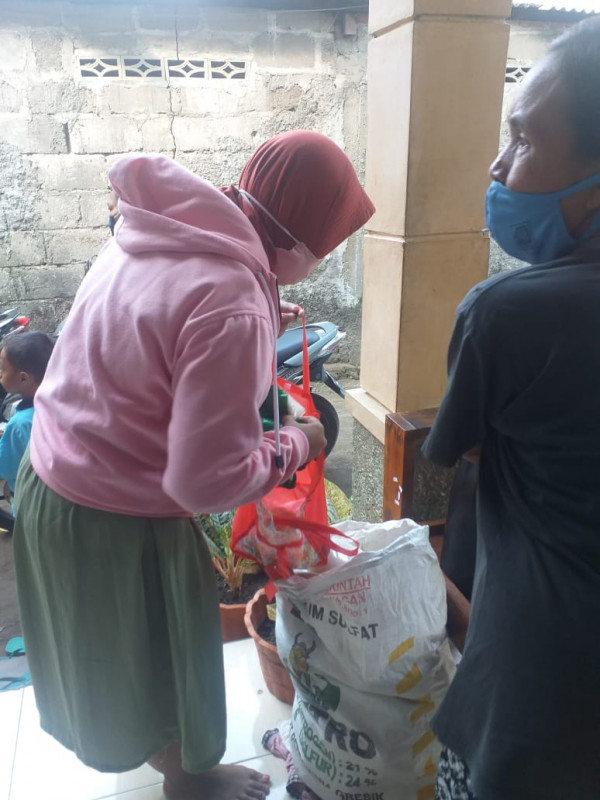 Ibu-ibu mulai berdatangan untuk menyetorkan gula