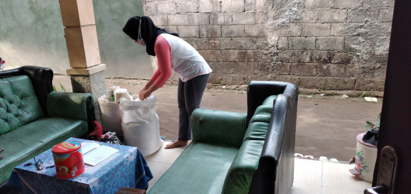 Beras dituang ke dalam karung