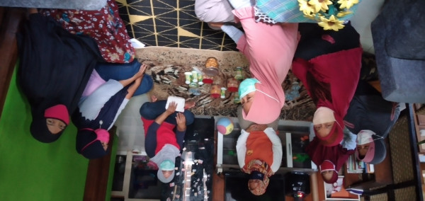 Perwakilan pengurus masing-masing dasawisma mendoakan kesembuhan dek Aqila