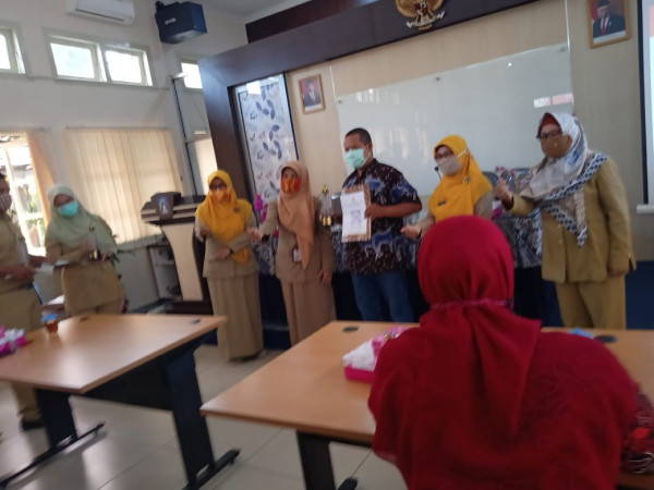 Penyerahan hadiah Duta orang tua hebat tingkat kab sleman