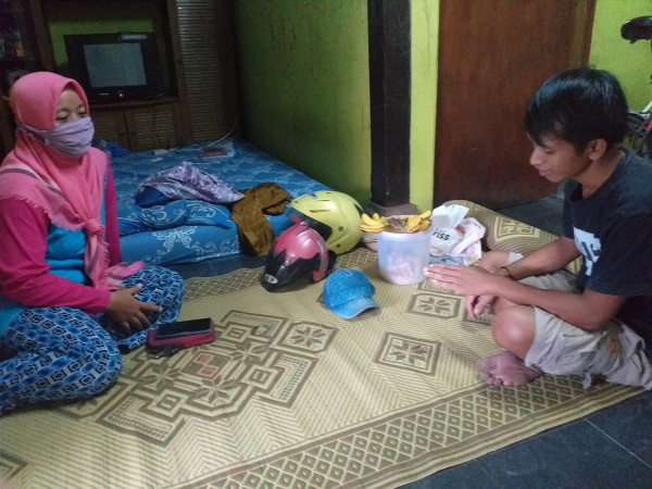 Suasana dalam menjenguk warga yang sakit