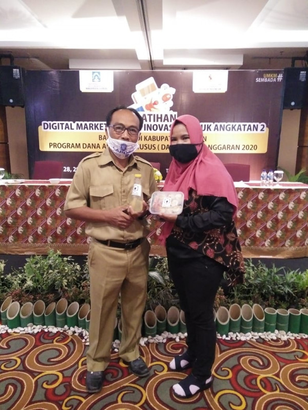 foto bersama kepala dinas koperasi