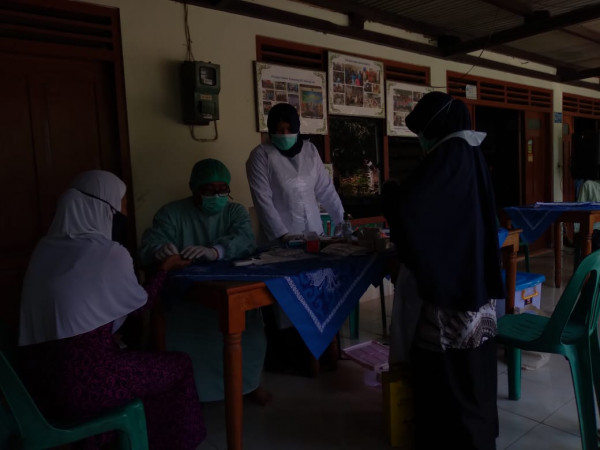 Pengecekan kesehatan dan juga rapit tes yang dilaksanakan oleh petugas Puskesmas Ngemplak II