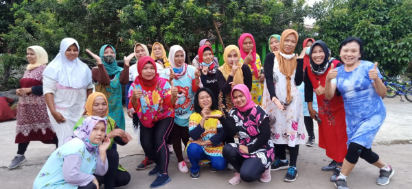 Senam Rutin Ibu2 BKR