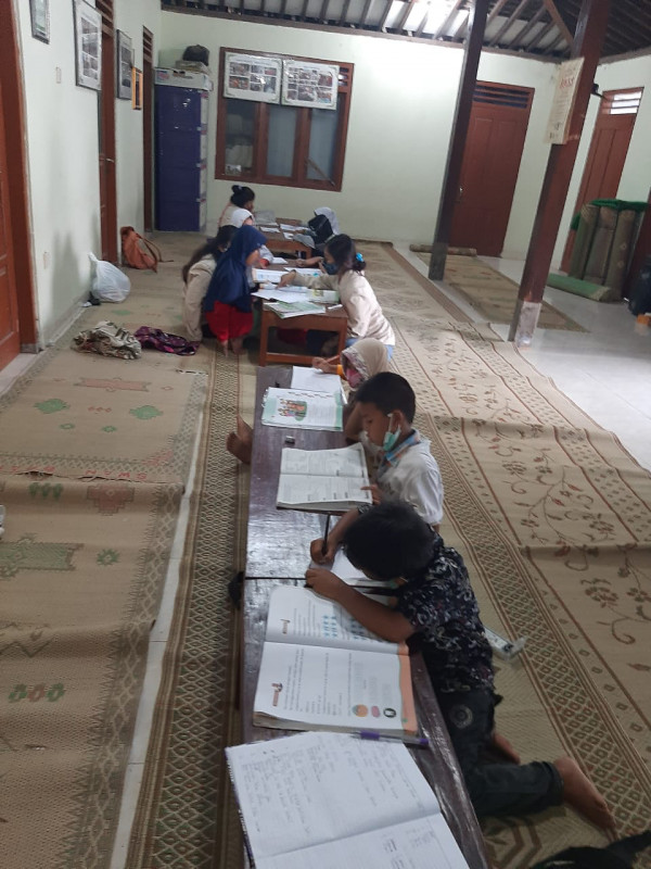 foto anak2 serius belajar