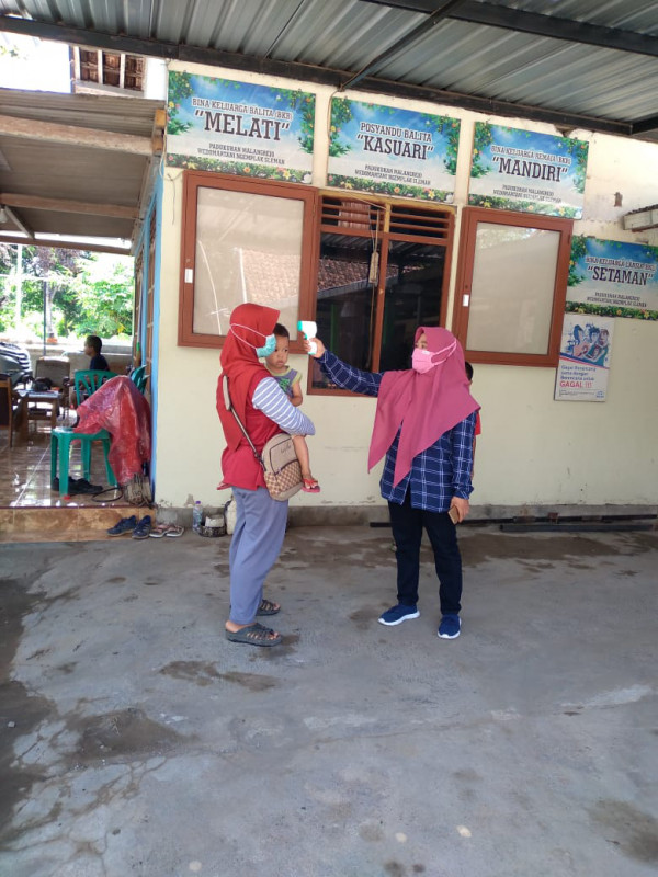 pengecekan suhu tubuh oleh kader