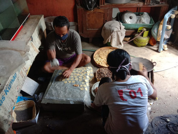 Industri rumah tangga pembuatan emping mlinjo