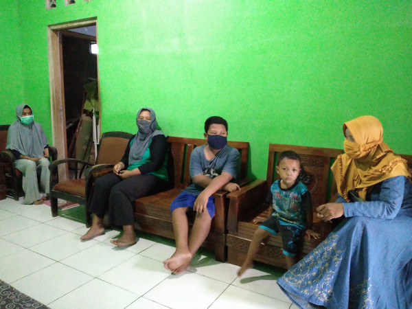 Suasana dalam menjenguk warga yang sedang sakit dan baru pulang dari rumah sakit