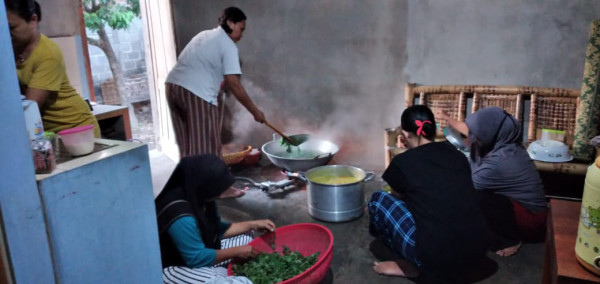 Ibu-ibu berbagi tugas