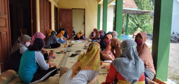 Sambil mendengarkan sambil bercengkrama dengan anggota lain