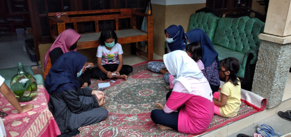 Bu Rt (kader) sedang menjelaskan aturan minumnya