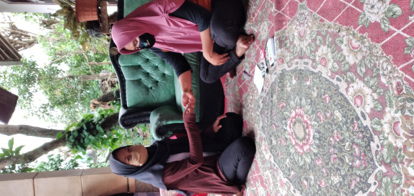 Pemberian tablet kepada mbak Alifah