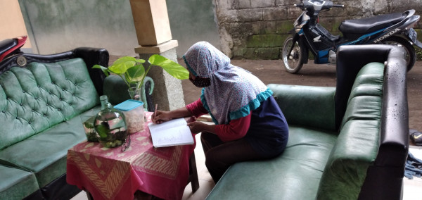 Setelang menuang mereka mencatat di buku yang telah disediakan