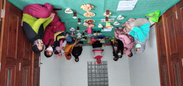Sebelum acara dimulai tuan rumah menjamu ibu-ibu dengan makan bakso dan snack