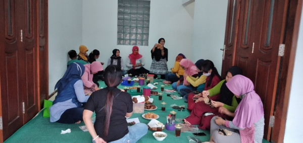 Bu Uun menerangkan cara membuat masker