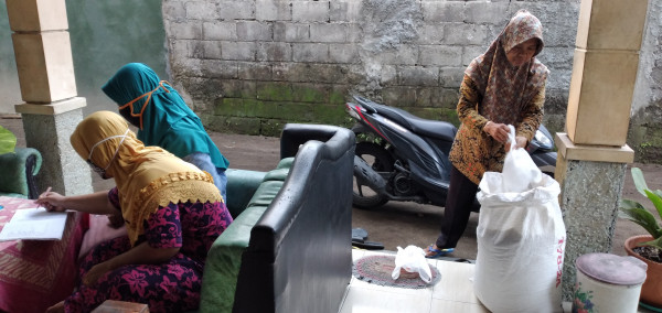 Ada yang menuang dan mencatat