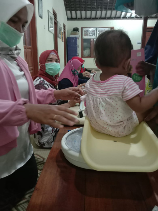 Foto penimbangan anak di bawah usia 2 thn