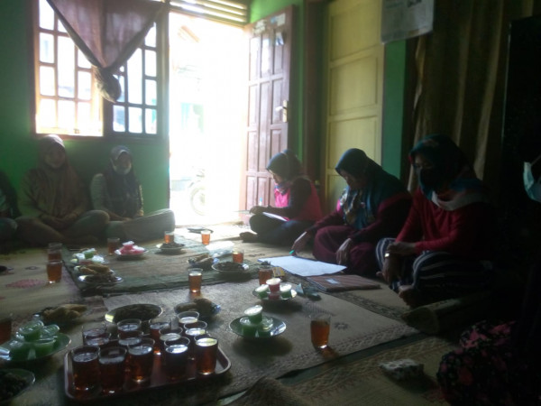 Mendengarkan pemaparan dari anggota yang berprofesi sebagai perawat tentang virus covid 19