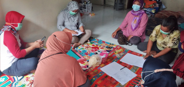 Anggota menyelesaikan pembayaran keuangan