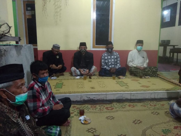 Tetap memakai masker 