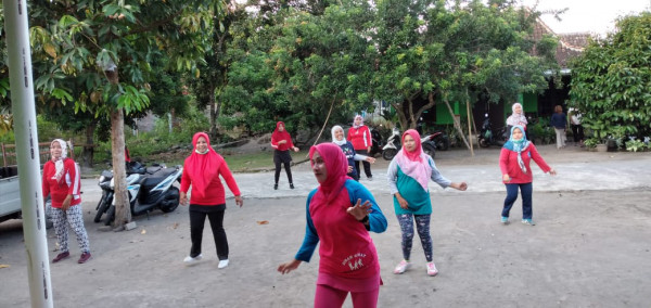 Senam rutin ibu-ibu BKR